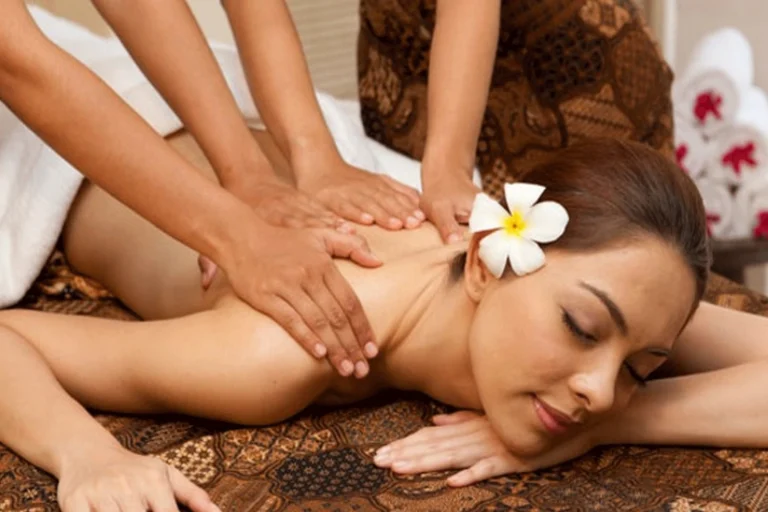 Synchronised four-hands massage treatment at Joyful Massage & Spa